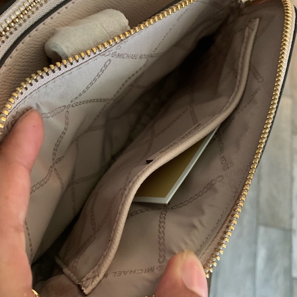 New Mk double zipper crossbody 🌸 - Picture 8 of 9